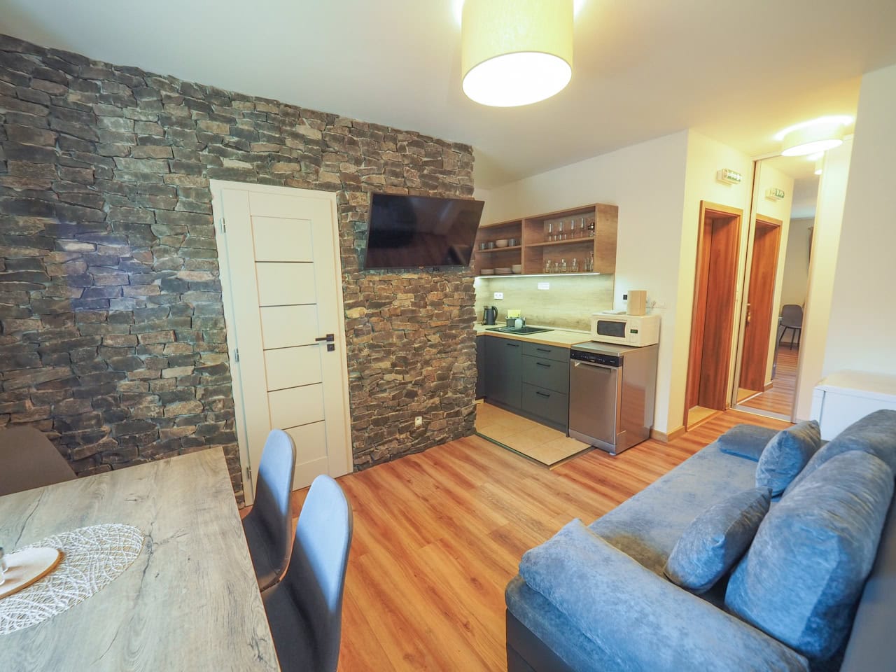 Kuchyňa a obývacia časť apartmánu s balkónom vo Vila Vista