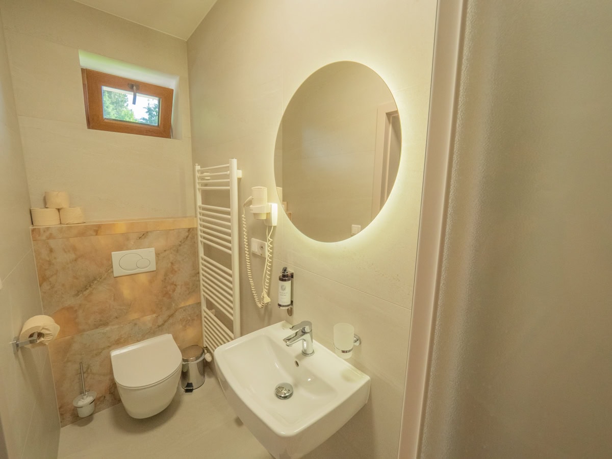 Kúpeľňa s WC v apartmáne s jednou spálňou a balkónom