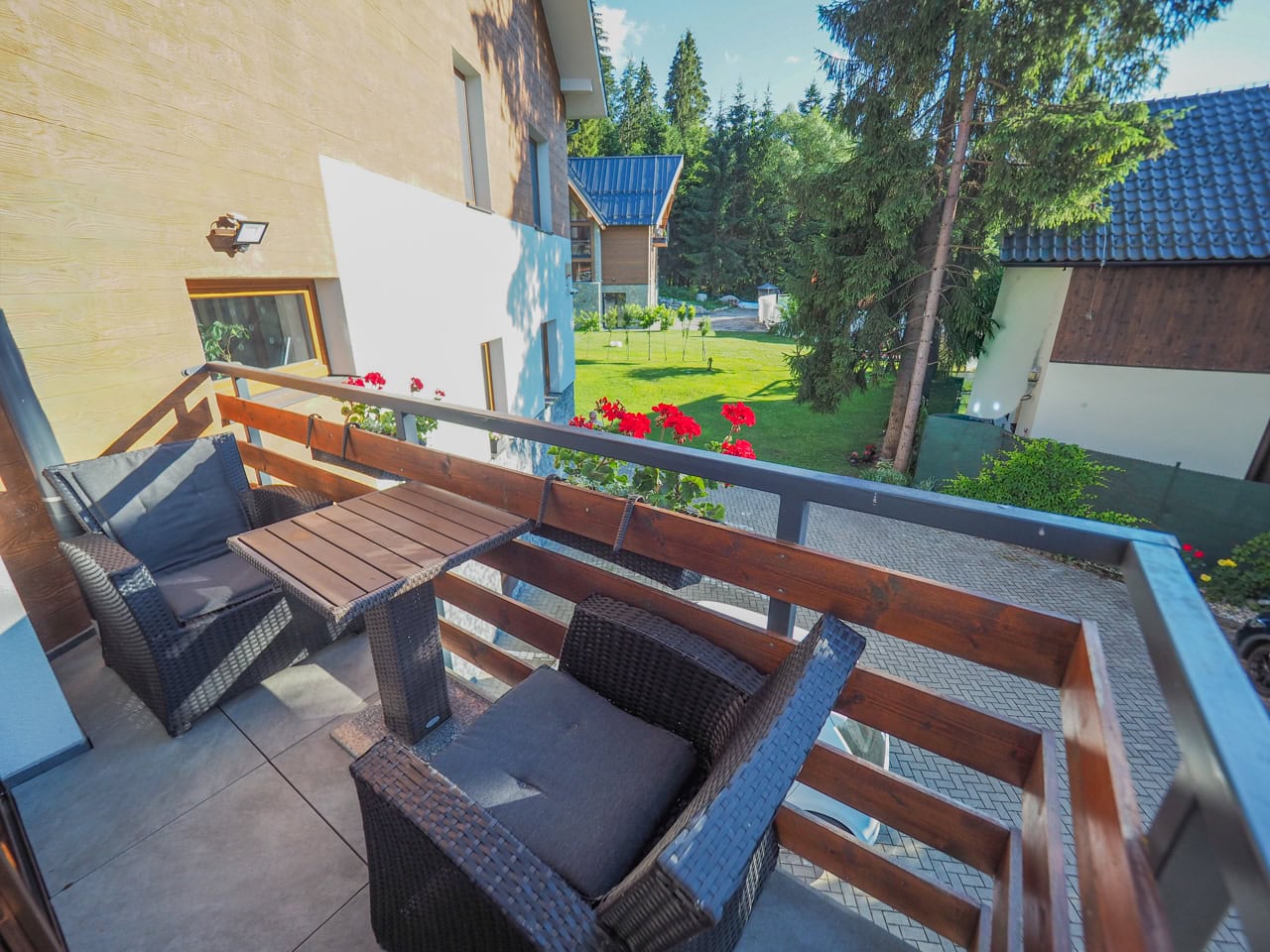 Výhľad z balkóna deluxe štúdia s krbom vo Vila Vista
