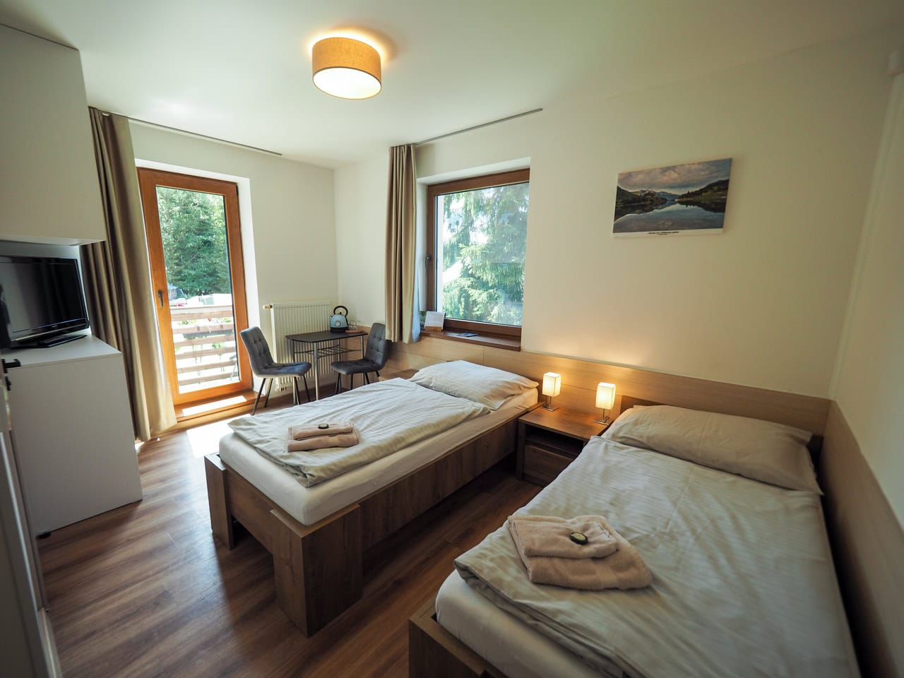 Interiér dvojlôžkovej izby s balkónom vo Vila Vista