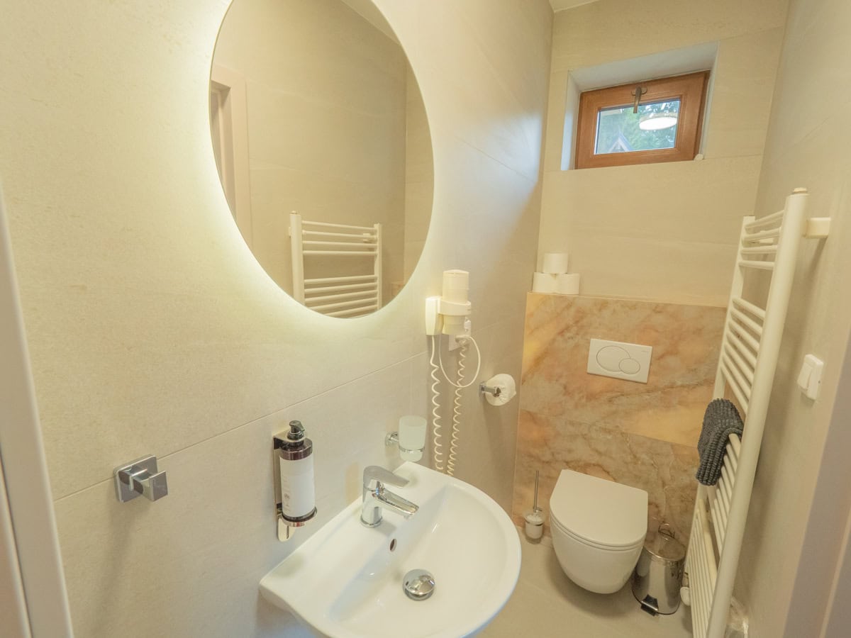 Kúpeľňa s WC pri dvojlôžkovej izbe s balkónom